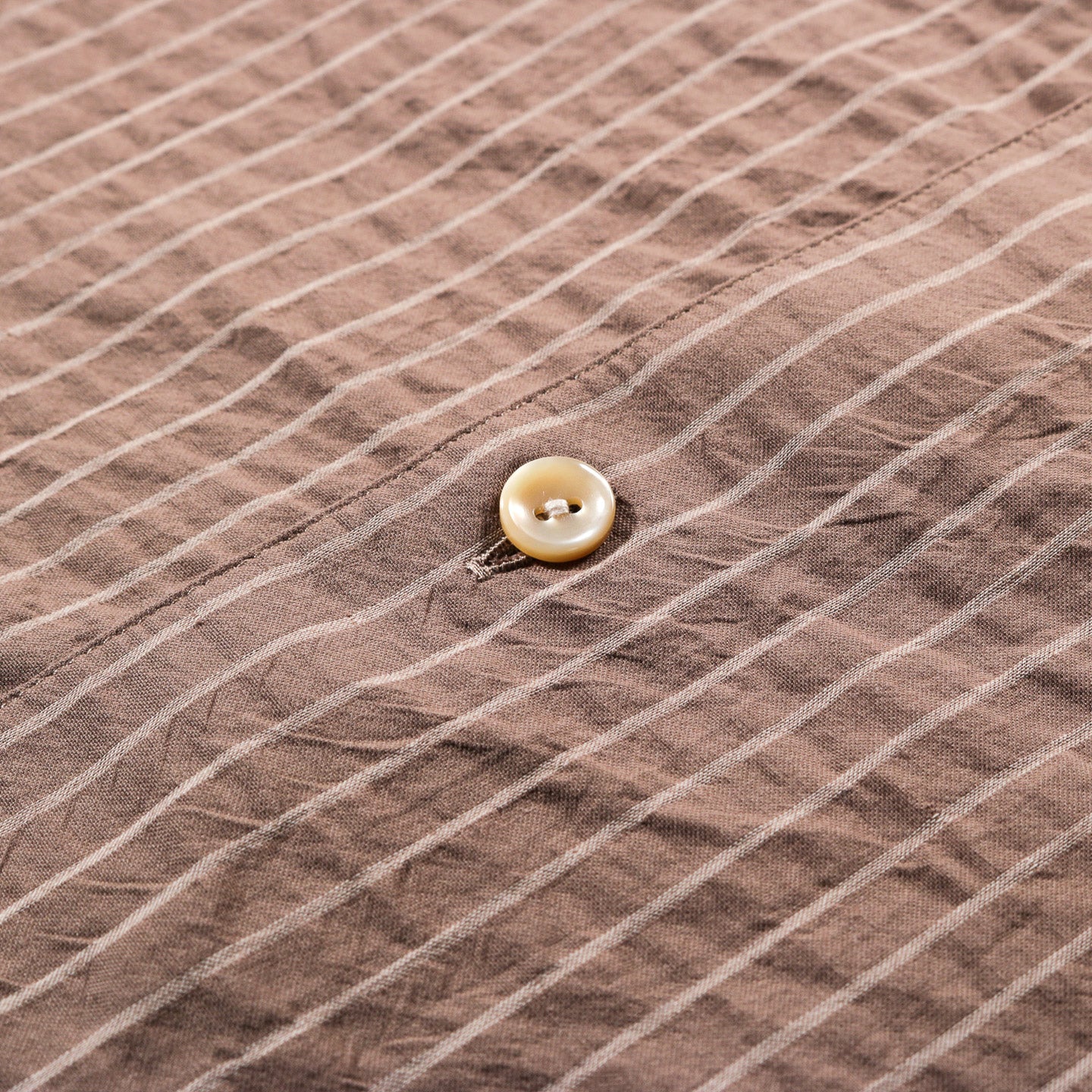 A KIND OF GUISE FULVIO SHIRT COCOA SEERSUCKER STRIPE