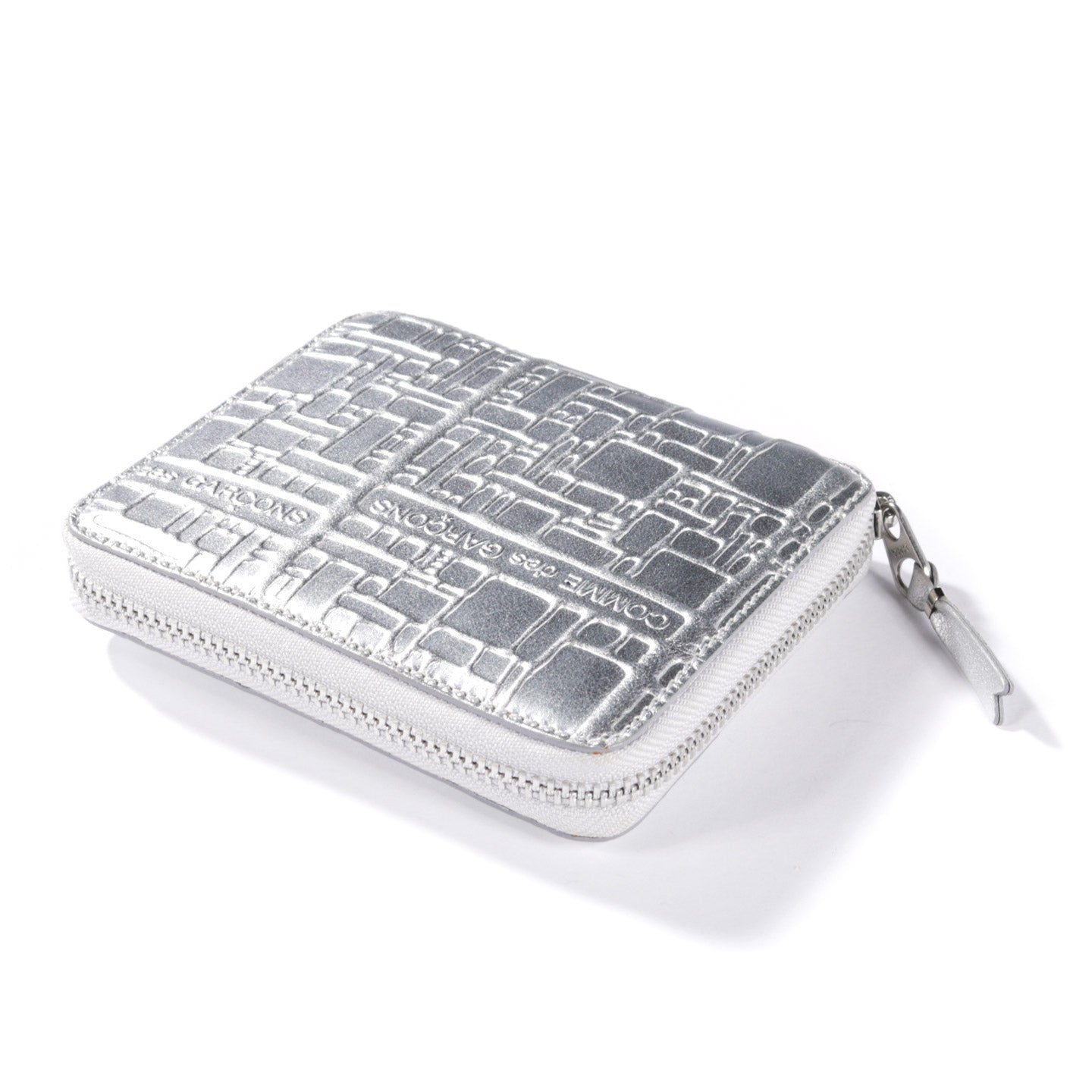 COMME DES GARCONS SA2100 EMBOSSED LOGOTYPE ZIP WALLET SILVER